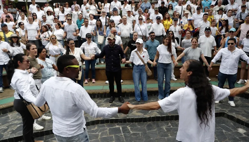 Varias personas durante manifestación en Cali el pasado 8 de junio.