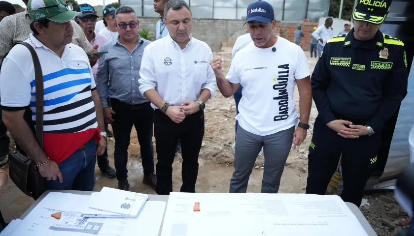 Alcalde Char revisa los planos de la estación de Policía. 