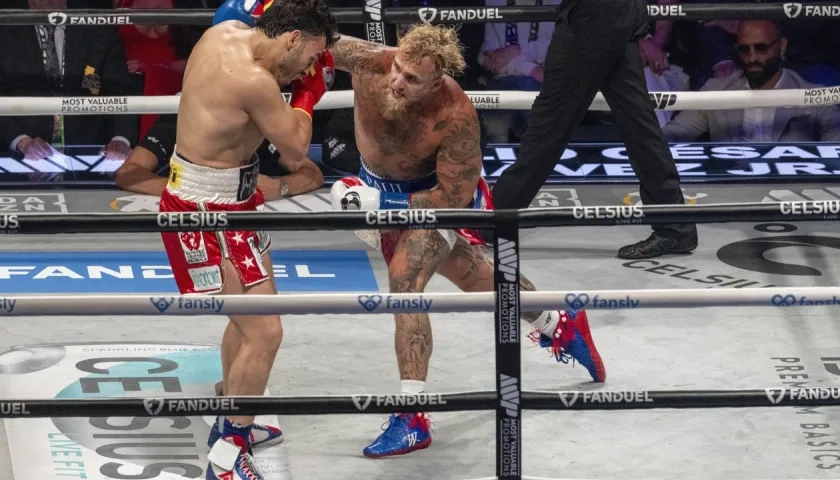El youtuber Jake Paul golpea al mexicano Julio César Chávez Jr.