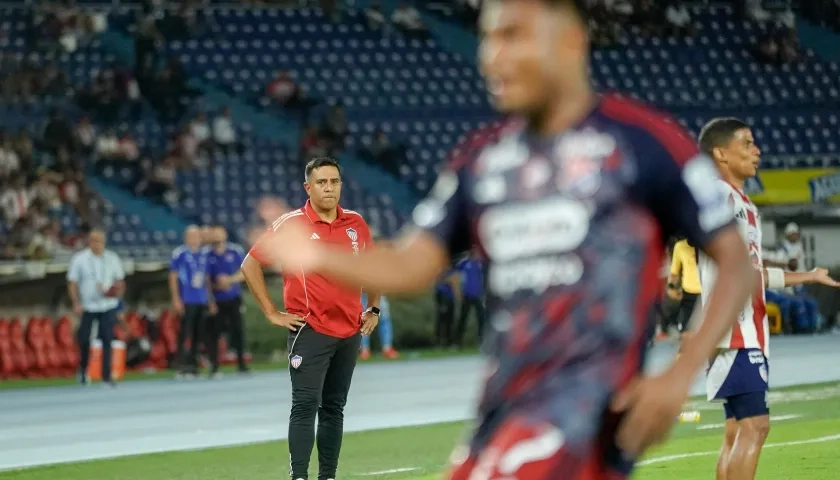 El técnico del Junior, César Farías, durante el partido contra el Medellín.  