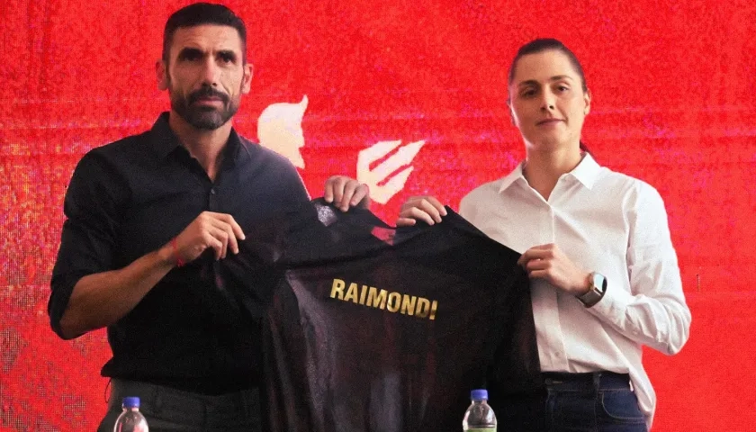 Diego Raimondi, nuevo técnico del América, con Marcela Gómez, presidenta del club.