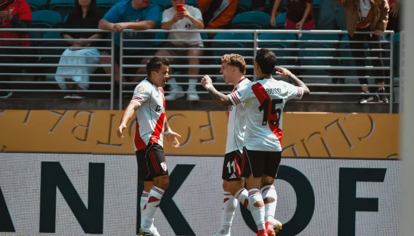Jugadores de River Plate festejan el primer gol marcado por Facundo Colidio.