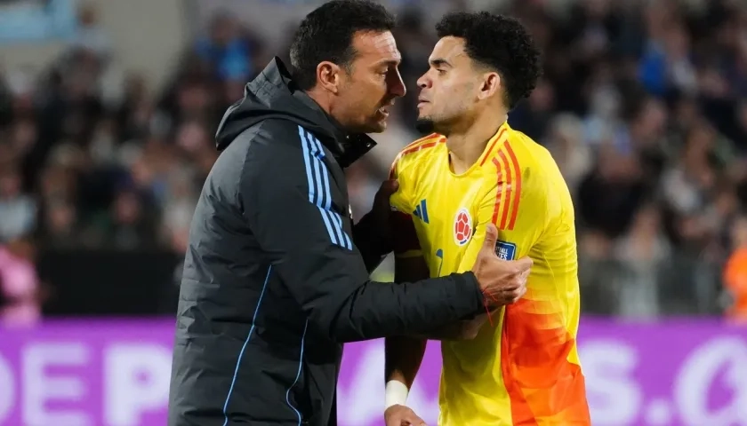 Lionel Scaloni y Luis Díaz durante el cruce que sostuvieron en el partido. 
