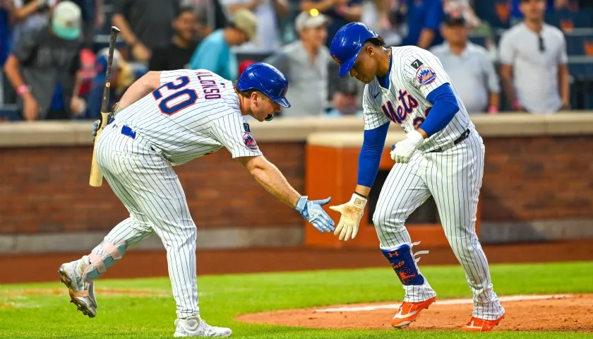 Juan Soto celebra en el plato con Pete Alonso tras conectarle jonrón a Didier Fuentes.