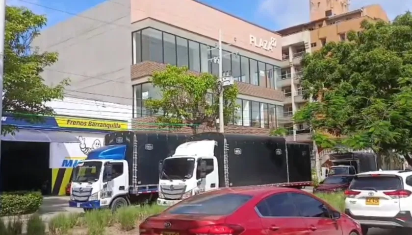 Transportistas durante la protesta por la carrera 46, en el norte de Barranquilla.