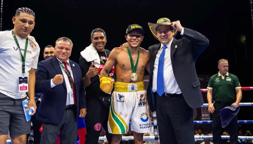 Carlos Utria con el presidente del CMB, Mauricio Sulaimán, tras ser declarado ganador por decisión. 