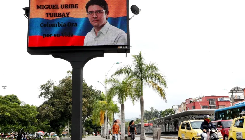 Valla ubicada en Cali en respaldo del senador Miguel Uribe Turbay.