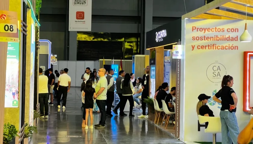 Asistentes a la Feria VIMO 2025 en el Puerta de Oro.