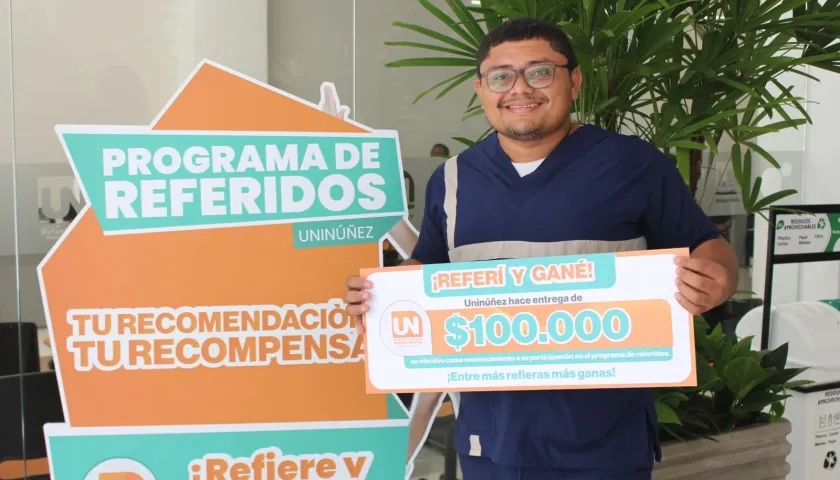 Estudiante con su recompensa por haber referido.