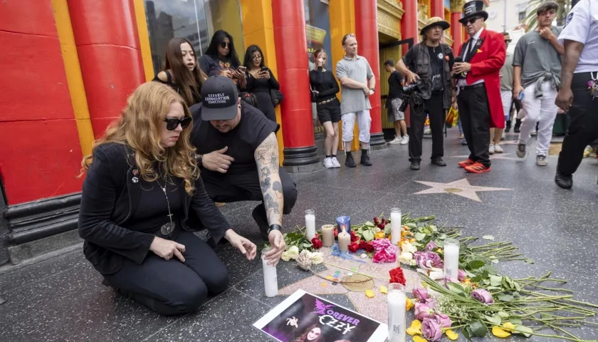 Seguidora de Ozzy Osbourne enciende una vela en la estrella del artista en el Paseo de la Fama de Hollywood. 