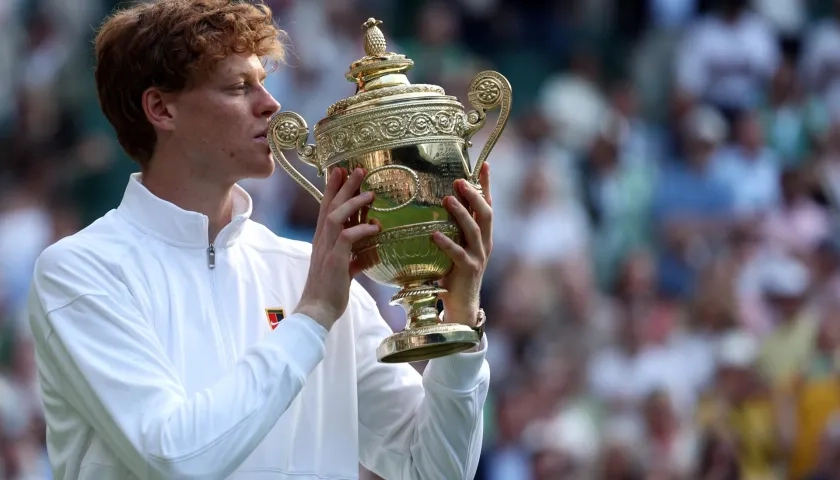 Jannik Sinner besando el trofeo de campeón.