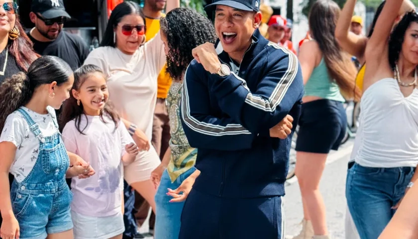 El artista durante la grabación del video. 