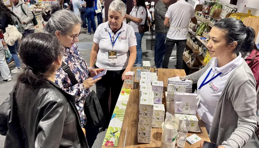 Personas recorren un pabellón en la feria Agroexpo. 