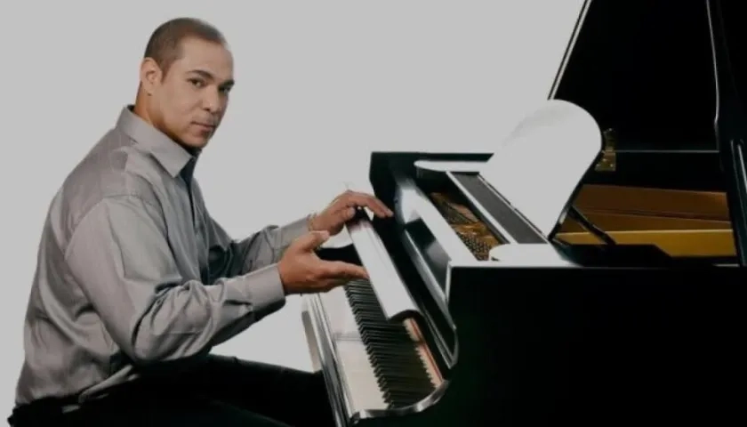 Milton Salcedo Cuao, artista samario de música clásica y popular, pianista, director musical y productor. 