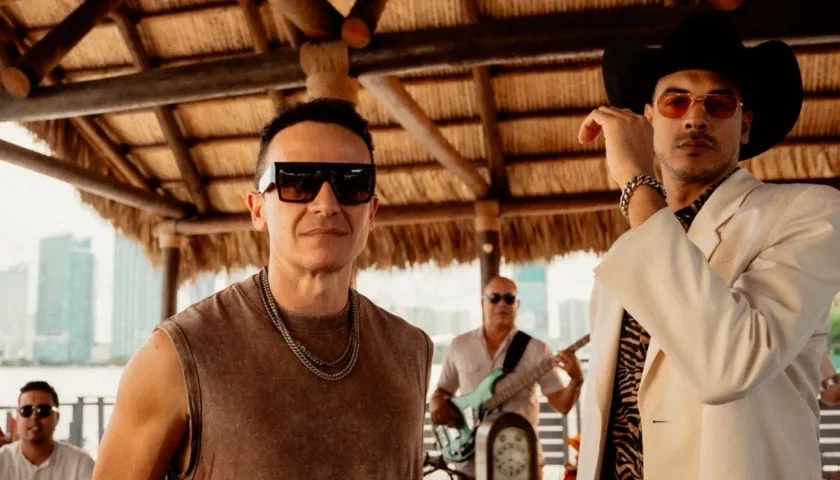 Los artistas en el videoclip grabado en Miami. 