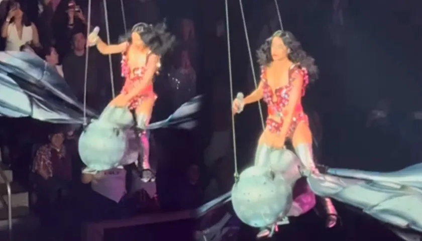 La cantante sobre la estructura en forma de mariposa. 