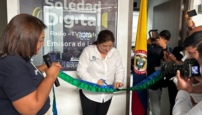 Alcaldesa Alcira Sandoval Ibañez inaugurando la emisora Soledad Digital. 