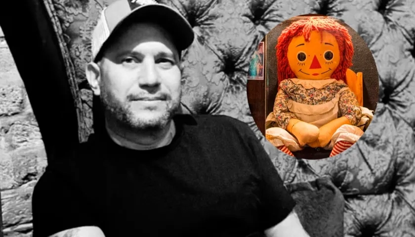 Dan Rivera y la muñeca Annabelle.