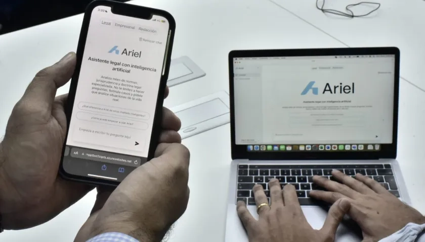 Ariel en su versión web y celular.