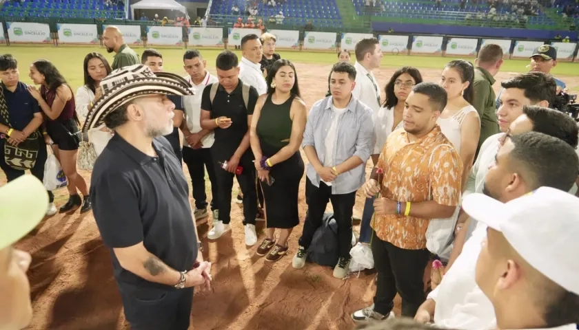 Armando Benedetti en encuentro con jóvenes en Sincelejo. 