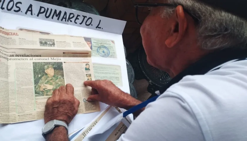 Armando Pumarejo muestra los documentos y recortes de prensa.