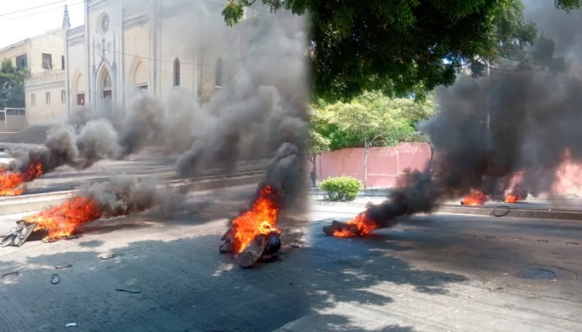 Bloqueo en la Troncal Olaya Herrera, en el barrio El Rosario. 
