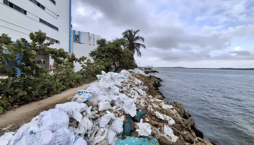 Playas en Cartagena afectadas por impacto ambiental de los sacos de arena plásticos. 