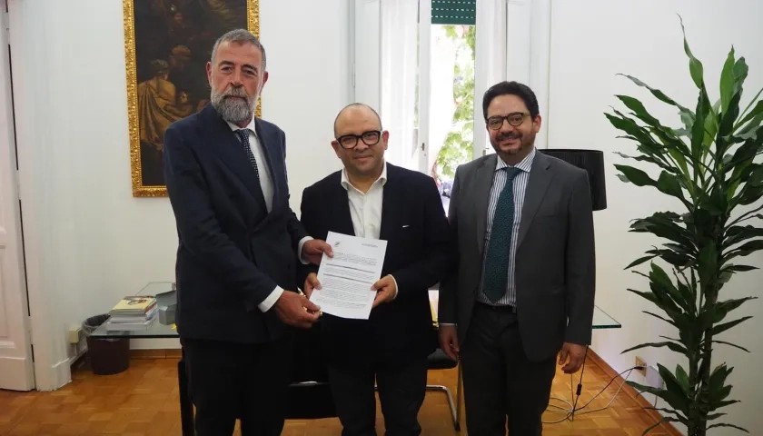 Acto protocolario de la firma del convenio internacional. 