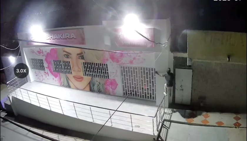 Momentos en que se observa a uno de lo delincuentes en el lugar. 