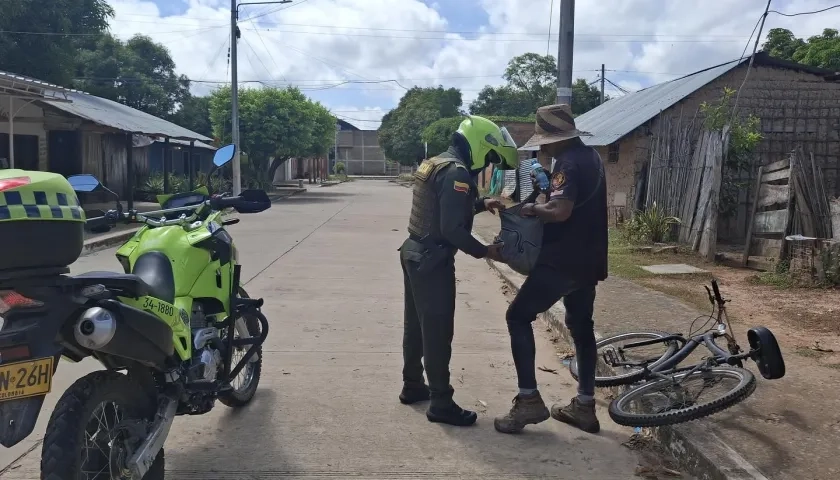 Policía en una requisa en Chiriguaná