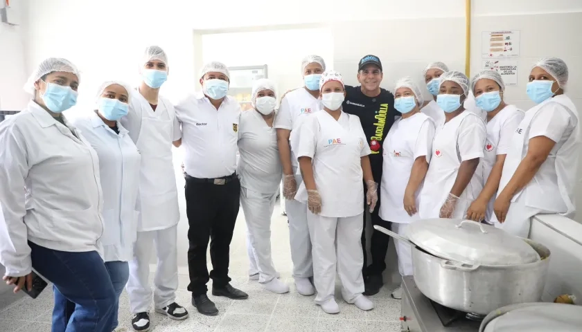 El Alcalde Alex Char entregando la cocina.