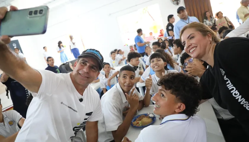 Alcalde Char en la entrega del nuevo comedor y cocina en la IED Hilda Muñoz.