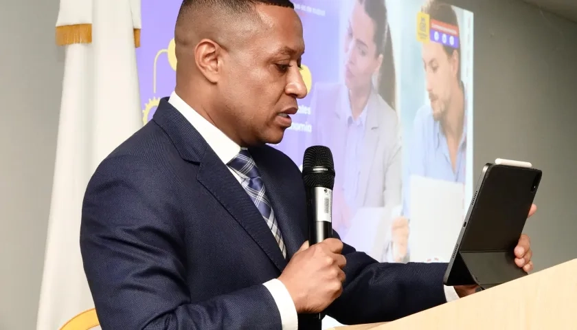 Luis Enrique Abadía, Contralor delegado para la Gestión Pública.