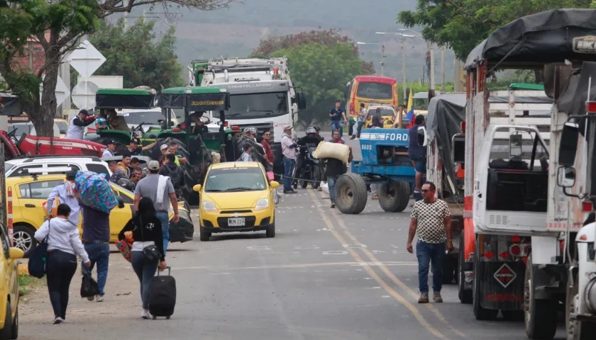 Cultivadores de arroz bloqueando una vía en Cúcuta. 