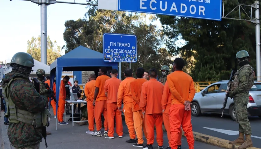 Integrantes de las Fuerzas Armadas de Ecuador custodian a presos colombianos durante su proceso de deportación.