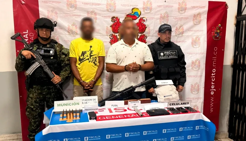 Los dos capturados con el armamento esta tarde en el barrio Villanueva. 