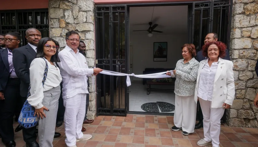 El Presidente Petro dando apertura a la embajada en Haití. 