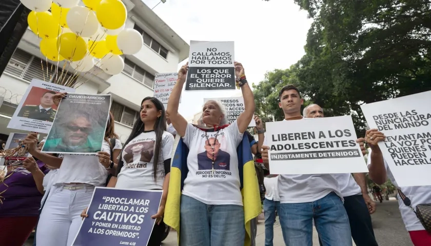Personas participan en una manifestación por la libertad de los presos políticos.