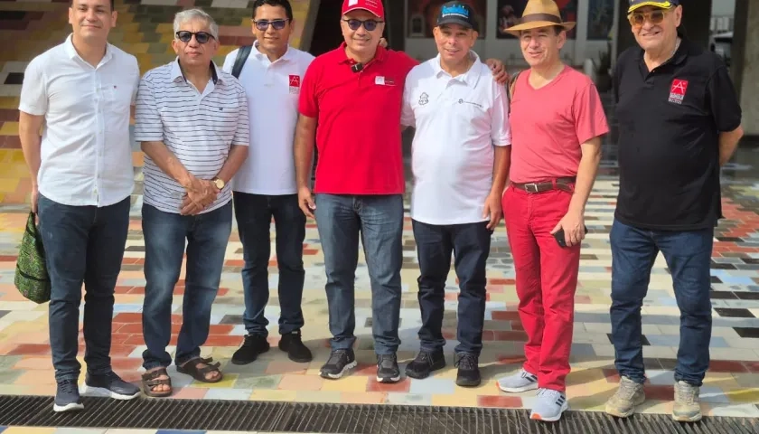 Delegaciones en su visita a la Fábrica de Cultura y el secretario de cultura del Distrito, Juan Carlos Ospino. 