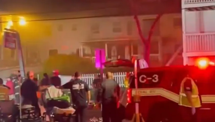 Bomberos controlaron el incendio en la residencia.