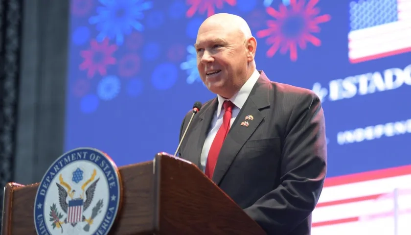 John McNamara, jefe de la misión diplomática de los Estados Unidos.