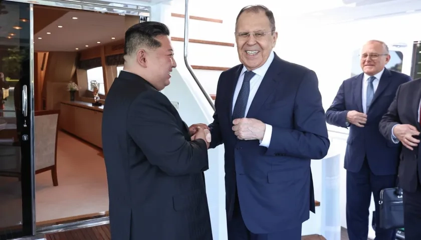 El líder de Corea del Norte, Kim Jong-un y el ministro de Exteriores de Rusia, Serguéi Lavrov.