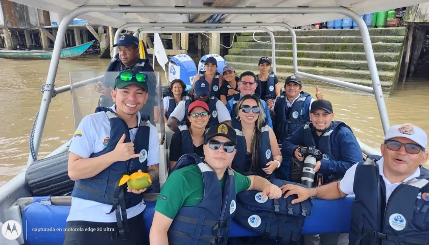 Los contratistas liberados junto con la comisión humanitaria. 