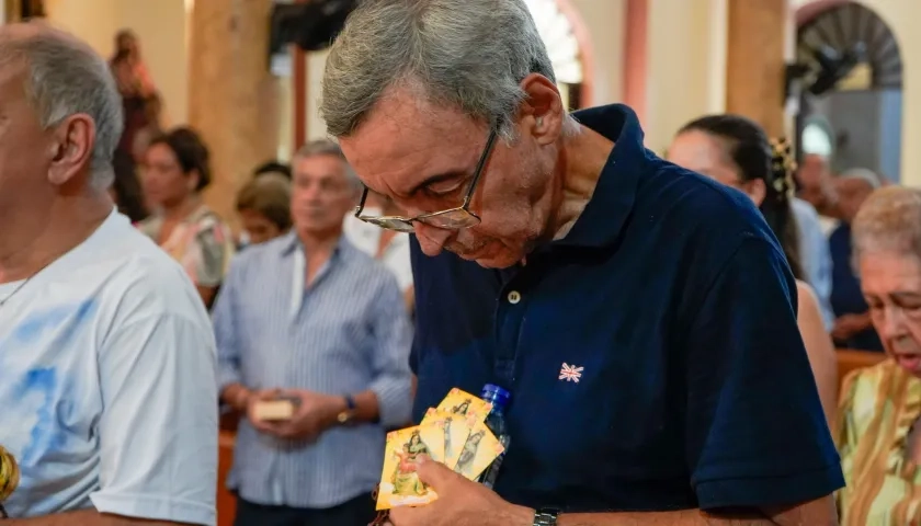 Algunos asistentes lucieron camisetas e imágenes alusivas a la Virgen del Carmen.