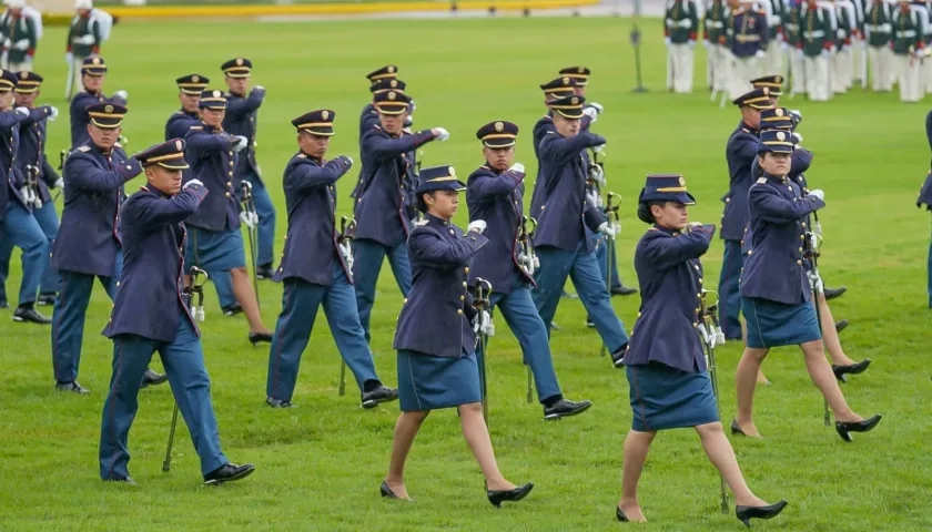 Mientras los hombres se muestran como aguerridos y armados, ellas aparecen con flores, mascotas o trajes con falda. 