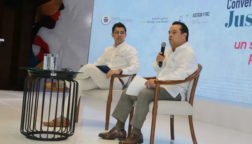 El magistrado Sala de Justicia y Paz Tribunal Superior de Barranquilla, Carlos Andrés Pérez Alarcón (izquierda).