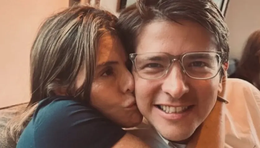 María Carolina Hoyos Turbay y su hermano Miguel Uribe Turbay.