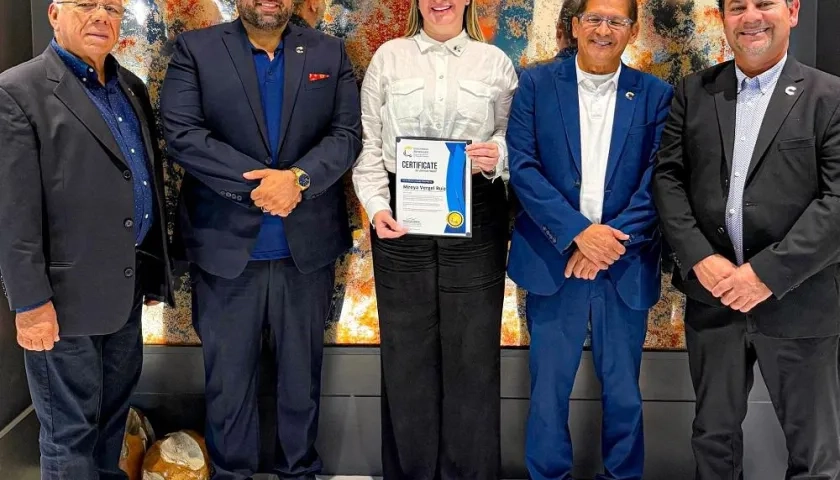 Mireya Vergel Ruiz recibiendo la exaltación.