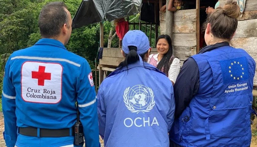 Personal de Oficina de Naciones Unidas con la Cruz Roja y Unión Europea.
