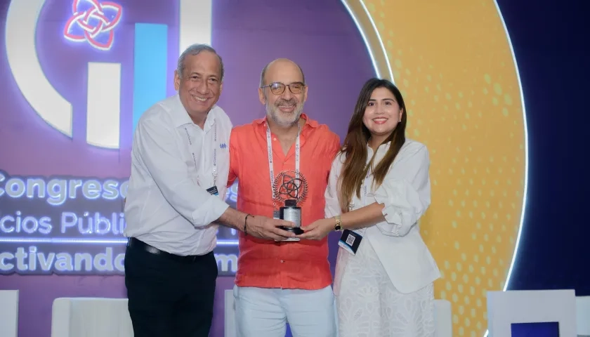 Ramón Hemer, gerente general de Triple A; Camilo Sánchez, presidente de Andesco; y Laura Aljure, gerente de asuntos legales de la empresa de servicios.